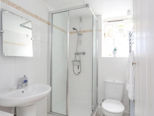 Blue Cottage - image 11
