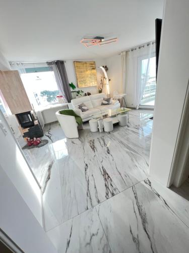 Fabulous Lakeside Family Apartment | 4 Rooms - image 11