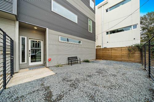 Downtown Houston Townhome with Balcony and Yard! in Houston, USA