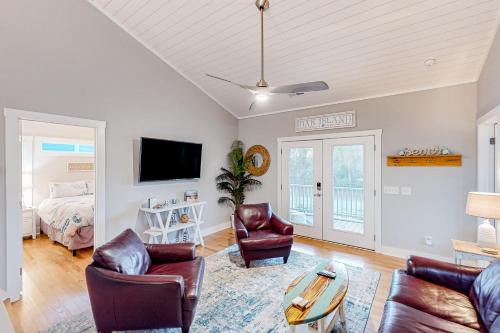 Sea N Red in Oak Island, USA