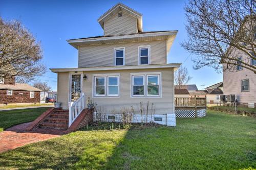 Chincoteague House with Enclosed Porch and Deck