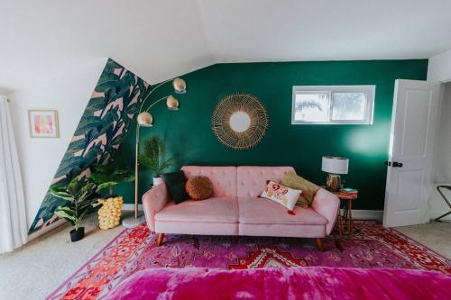 Pink Paradise Inn - 5 BR Fun Retro Home w/ Pool