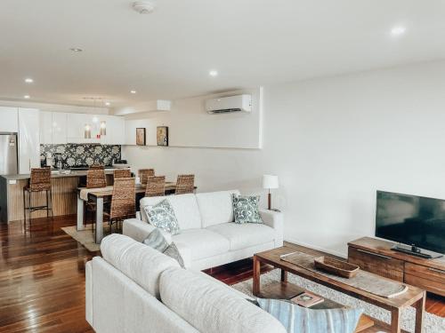Three-Bedroom Apartment with Pool View - Butter Factory #1 image 6