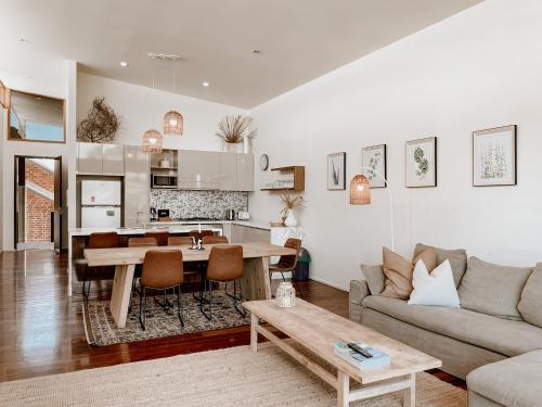 Three-Bedroom Loft Apartment - Butter Factory #12 image 2