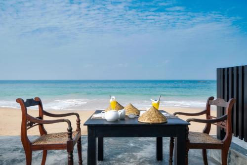 Nourriture et boissons, Red Parrot Beach Villa with privat swimming pool in Hikkaduwa