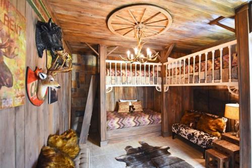Custom 7-Bd Hm Loaded with Amenities Watersong-216YS home in Davenport, USA