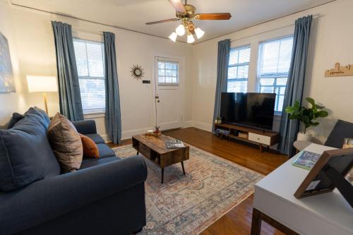 Historic Revival King Bed Midtown Memphis 68 Yes Pets Fast Wifi Free Parking in Memphis, USA