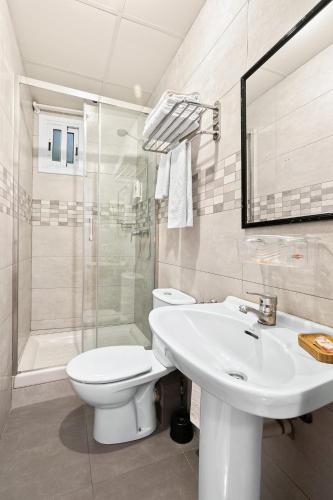 Triple Room with Private Bathroom image 5