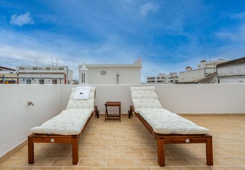 Tia Anica House II - apartment with terrace in central Fuseta beach village