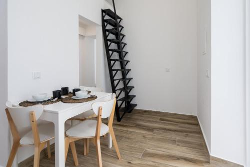 Tia Anica House II - apartment with terrace in central Fuseta beach village