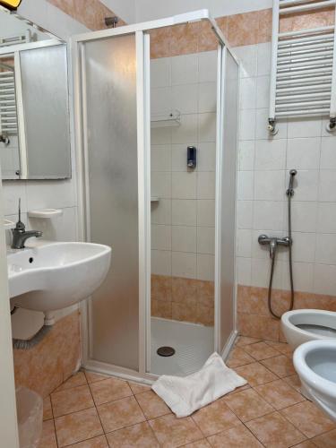 Standard Double or Twin Room image 5