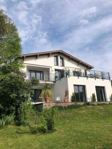 Maison de vacances 220m2 vue Lac et Château (Maison de vacances 220m2 vue Lac et Chateau) in Menthon-Saint-Bernard