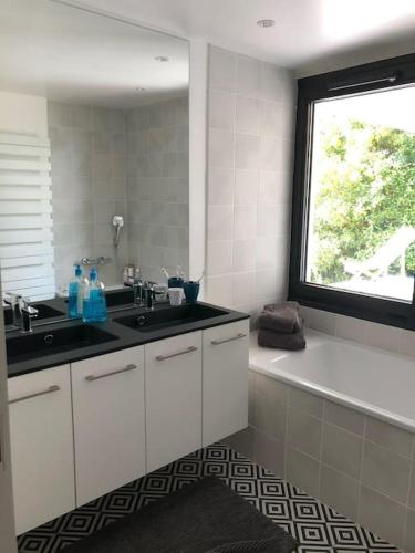 Maison de vacances 220m2 vue Lac et Château (Maison de vacances 220m2 vue Lac et Chateau) in Menthon-Saint-Bernard