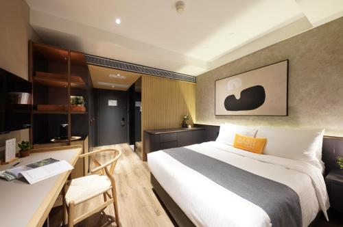 Deluxe Queen Room image 3