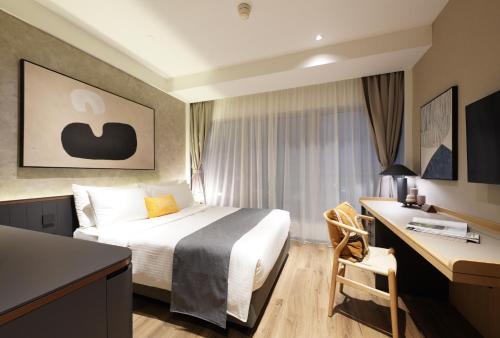 Deluxe Queen Room image 2