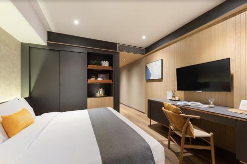 Premier King Room room in Dash Living on Prat