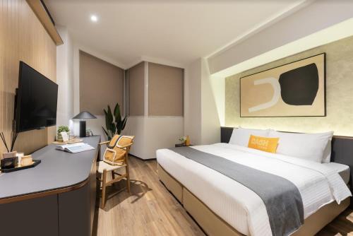 Premier King Room image 2