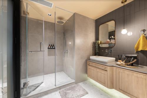 Premier King Room image 7