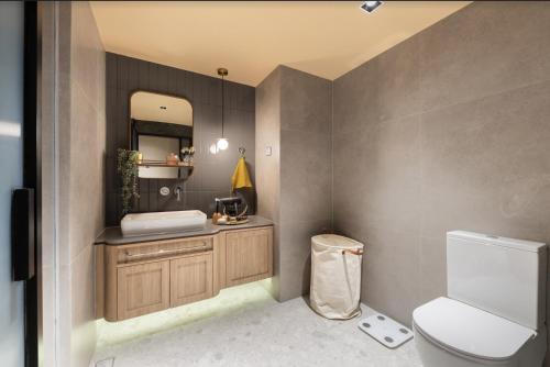 Premier King Room image 3