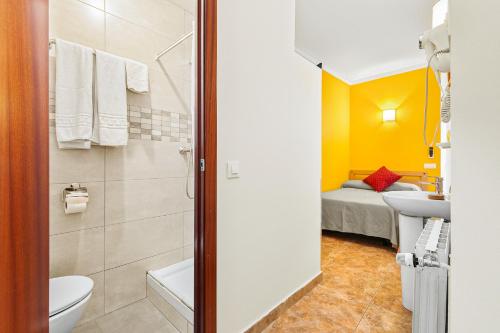Double Room with Private Bathroom image 9