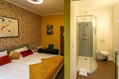 The Newport Lodge included 3h PRIVATE indoor welnes & use e-bikes - image 5