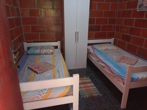 2 twin beds