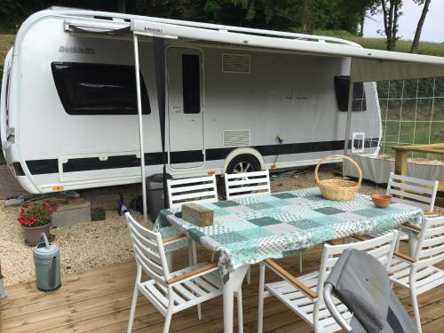 Gezellige luxe caravan met zwembad in zuid- Bourgogne in Chauffailles