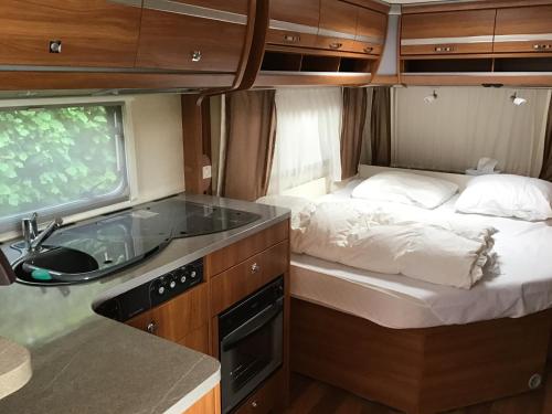Gezellige luxe caravan met zwembad in zuid- Bourgogne in Chauffailles