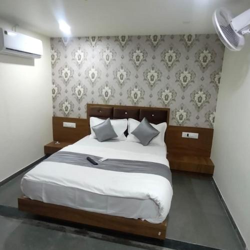 Hotel S G,Vadodara