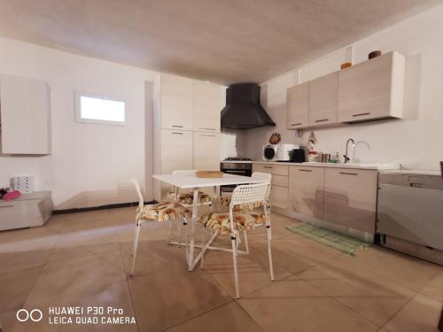 Kitchen, 3 bedrooms appartement with private pool jacuzzi and enclosed garden at Fabrica di Roma in Fabrica Di Roma
