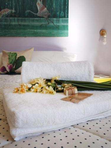 1 queen bed, 1 twin bed