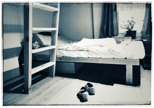1 double bed, 1 twin bed