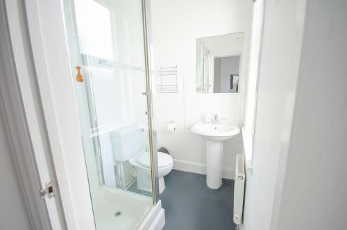 Headlands - Room Only Accommodation — Photo 2
