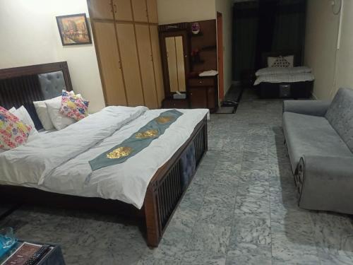 3000 m2, 4 yatak odalı, 4 banyolu Müstakil Ev, Markaz bölgesinde (Lexus Lodge) in İslamabad