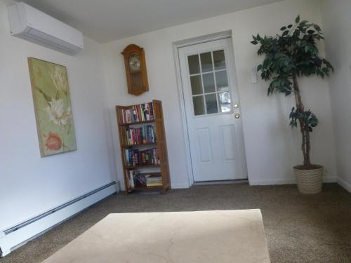 Instalaciones recreativas, Red brick house in Other