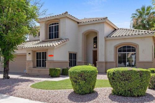 Desert LUXURY! 6 bdrm, 3 bath & HEATED pool (SLEEPS 16)