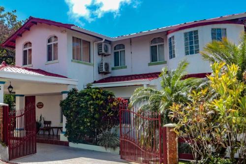 Esterno, Villa La Vista of Panama City and magestical mountains from infinity pool in Cerro Azul