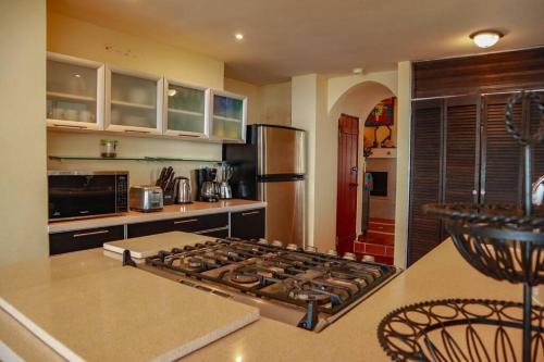 Cucina, Villa La Vista of Panama City and magestical mountains from infinity pool in Cerro Azul