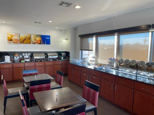 Comfort Suites Lake Charles - image 10