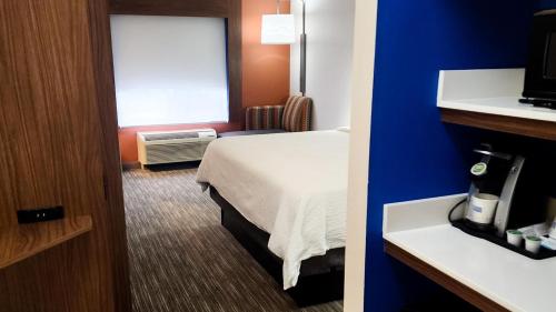 Holiday Inn Express Hotel & Suites Chicago South Lansing, an IHG Hotel