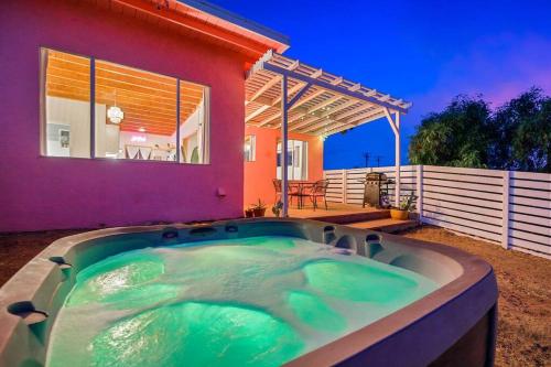 Lil Pink - Million Dollar Views on 2 acres! in Morongo Valley, USA