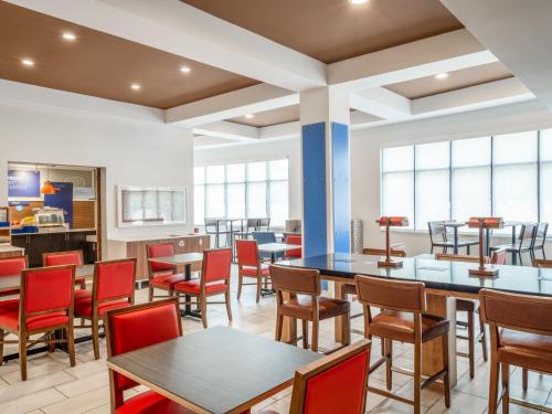 Holiday Inn Express Hotel & Suites Beaumont Northwest an IHG Hotel - image 12
