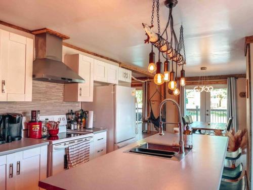 ห้องครัว, Logement Mandala tout équipé (Logement Mandala tout equipe) in แซ็ง-มาทิเยอ-ดู-ปาร์ก (QC)