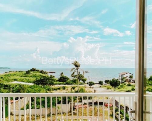 4 Bedroom Beachfront House with Private Pool in Batangas in Wawa