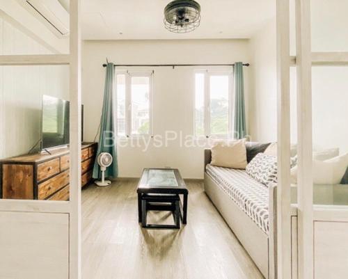 4 Bedroom Beachfront House with Private Pool in Batangas in Wawa