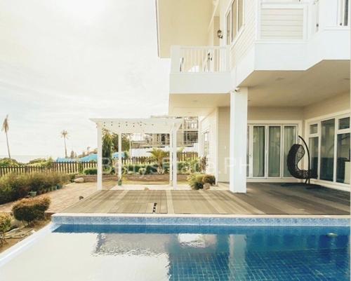4 Bedroom Beachfront House with Private Pool in Batangas in วาวา