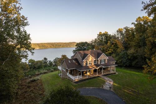 River Haven with Hot Tub in Perryville 