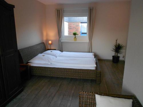 1 double bed, 1 twin bed
