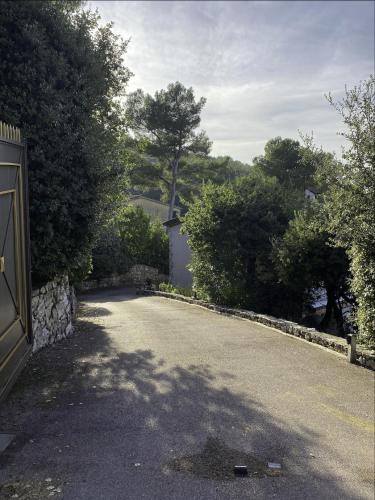 PROCHE CANNES, SPACIEUX VILLA APPARTEMENT, JARDIN et PISCINE PRIVE