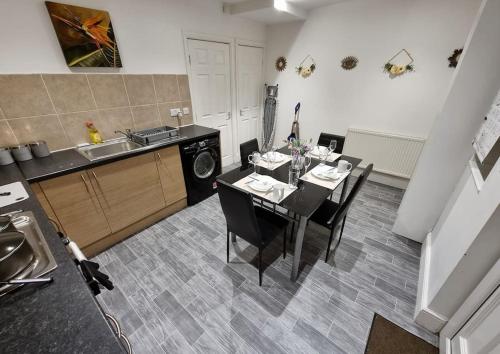 nc23, setup for your most amazing & relaxed stay + Free Parking + Free Fast WiFi in Wortley